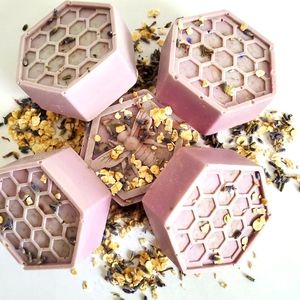Soap lavender, oat and honey made with goat milk and Shea butter.
